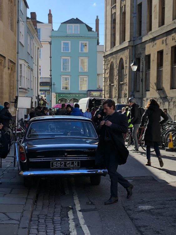Morse and the Ford Zephyr in Queen's Lane
